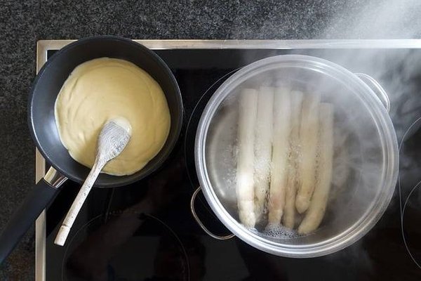 Quelles sont les astuces pour réussir une sauce hollandaise onctueuse et légère ?